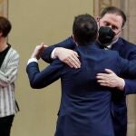 Oriol Junquers abraza al recién nombrado president de la Generalitat, Pere Aragonès