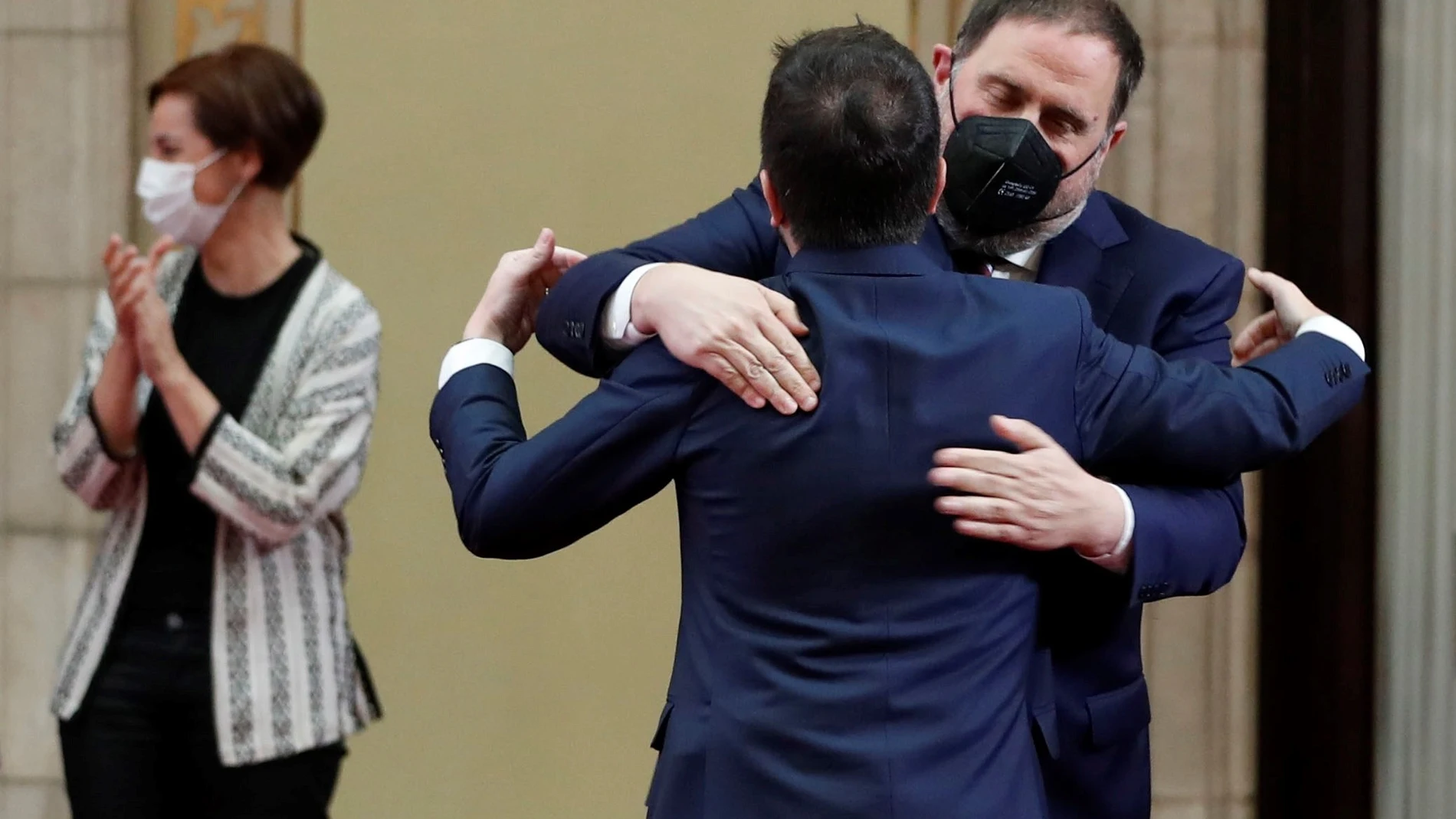 Oriol Junquers abraza al recién nombrado president de la Generalitat, Pere Aragonès