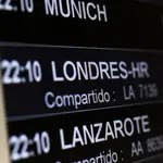 Un panel que anuncia un vuelo de Londres
