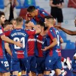 GRAFCVA5223. VALENCIA, 21/05/2021.- Los jugadores del Levante UD celebran el primer gol de su equipo, marcado por Roger Martí, ante el Cádiz CF durante el partido correspondiente a la 38ª, y última, jornada de la Liga que disputan esta noche en el estadio Ciutat de Valéncia. EFE/Kai Foersterling