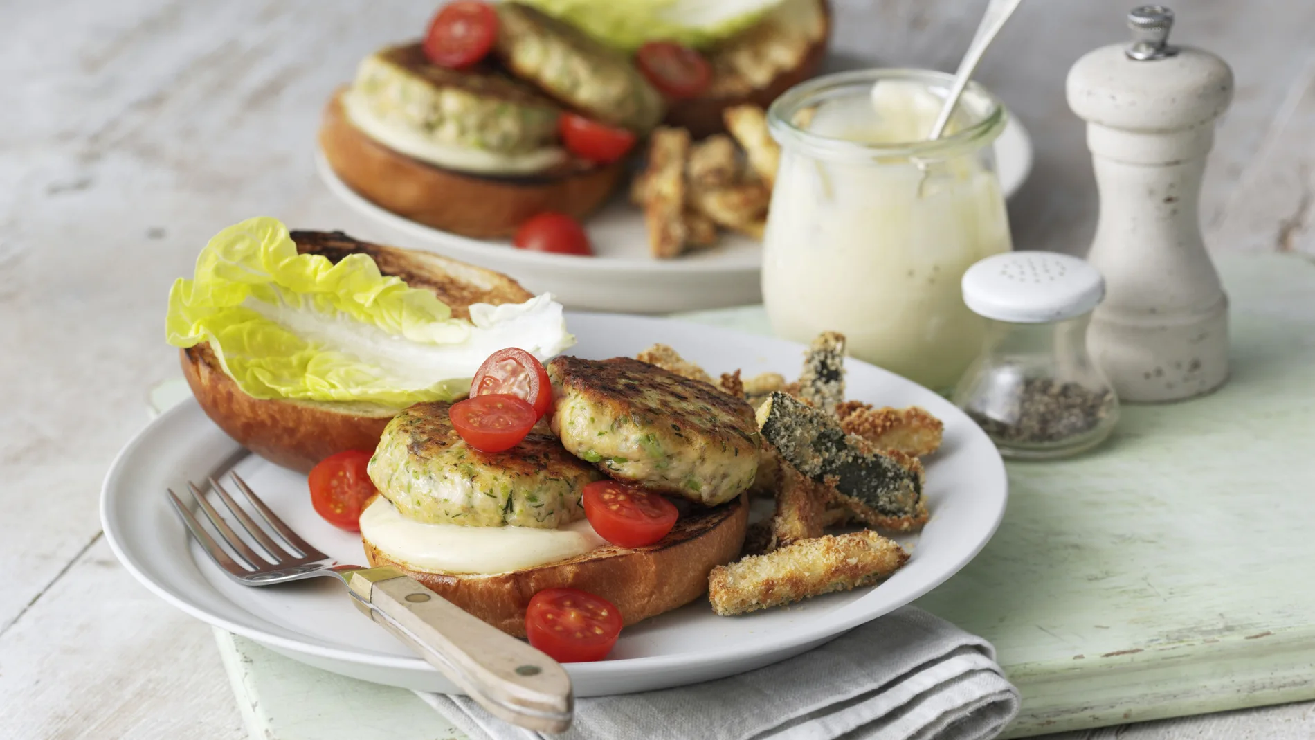 Hamburguesa de salmón y hierbas con fingers de calabacín