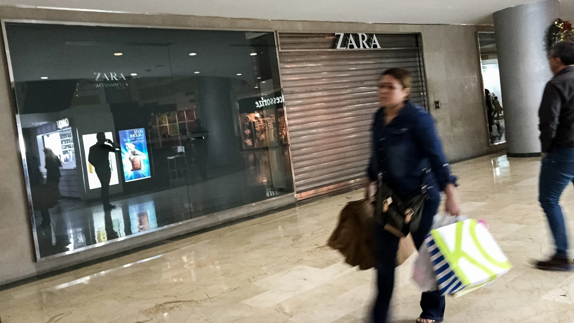 Vista externa de un escaparate de la tienda de ropa Zara, perteneciente al grupo español Inditex, en Caracas