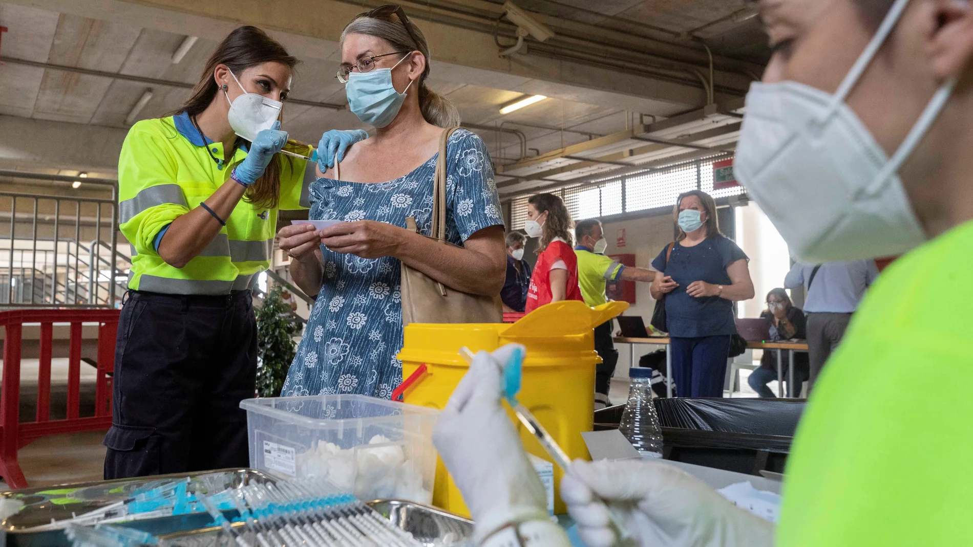 Una enfermera pone la vacuna de Pfizer contra la Covid-19 a una mujer este viernes en el estadio Nueva Condomina de Murcia