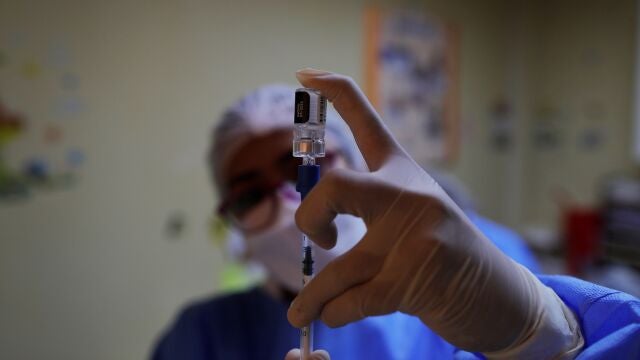 Una enfermera prepara hoy una dosis de la vacuna de Pfizer
