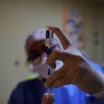Una enfermera prepara hoy una dosis de la vacuna de Pfizer