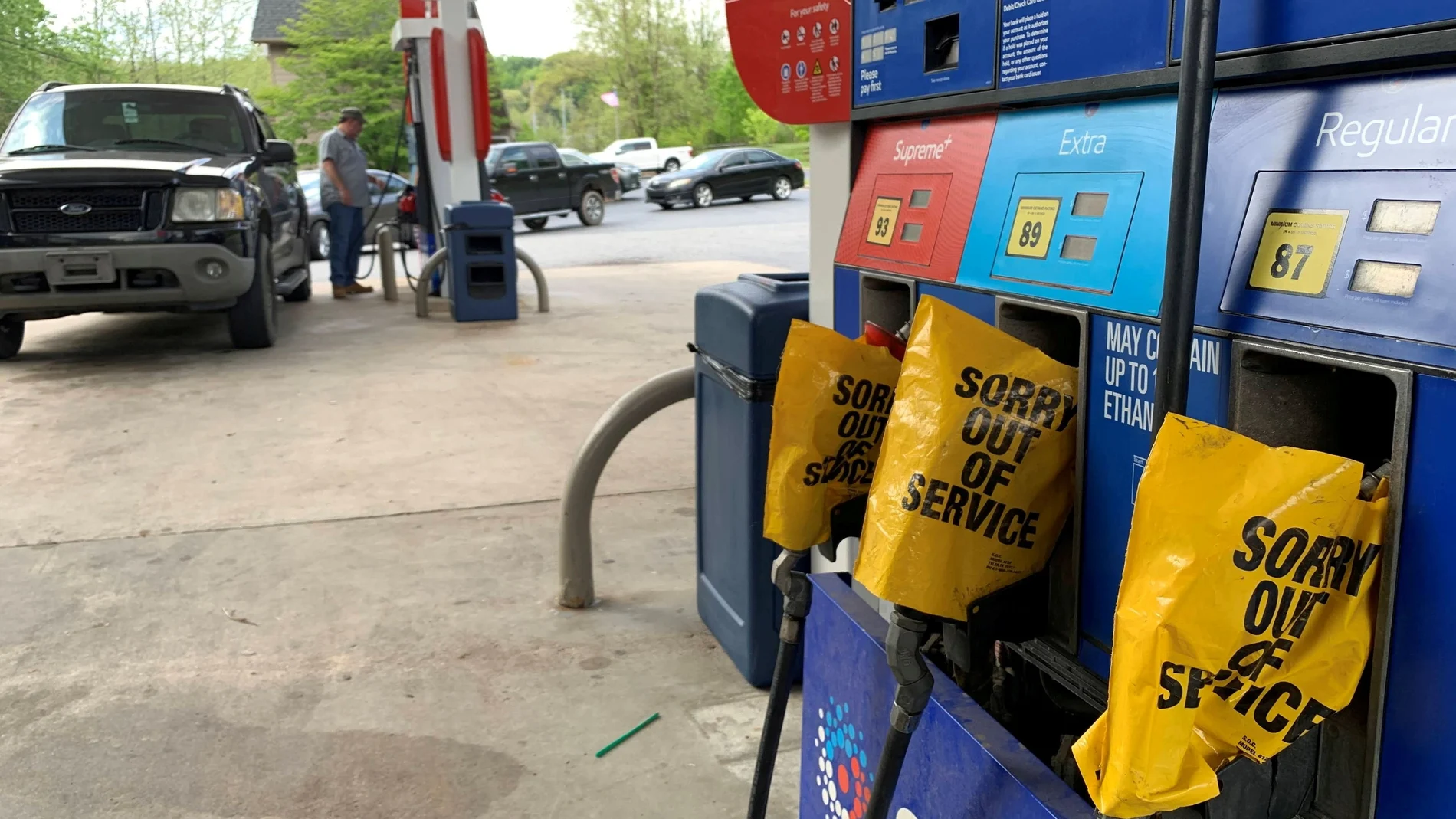 Las boquillas de combustible fuera de servicio están cubiertas de plástico en una bomba de gasolina en una estación de servicio en Waynesville, Carolina del Norte, después de una crisis en el suministro de gasolina causada por el ataque al Oleoducto Colonial.