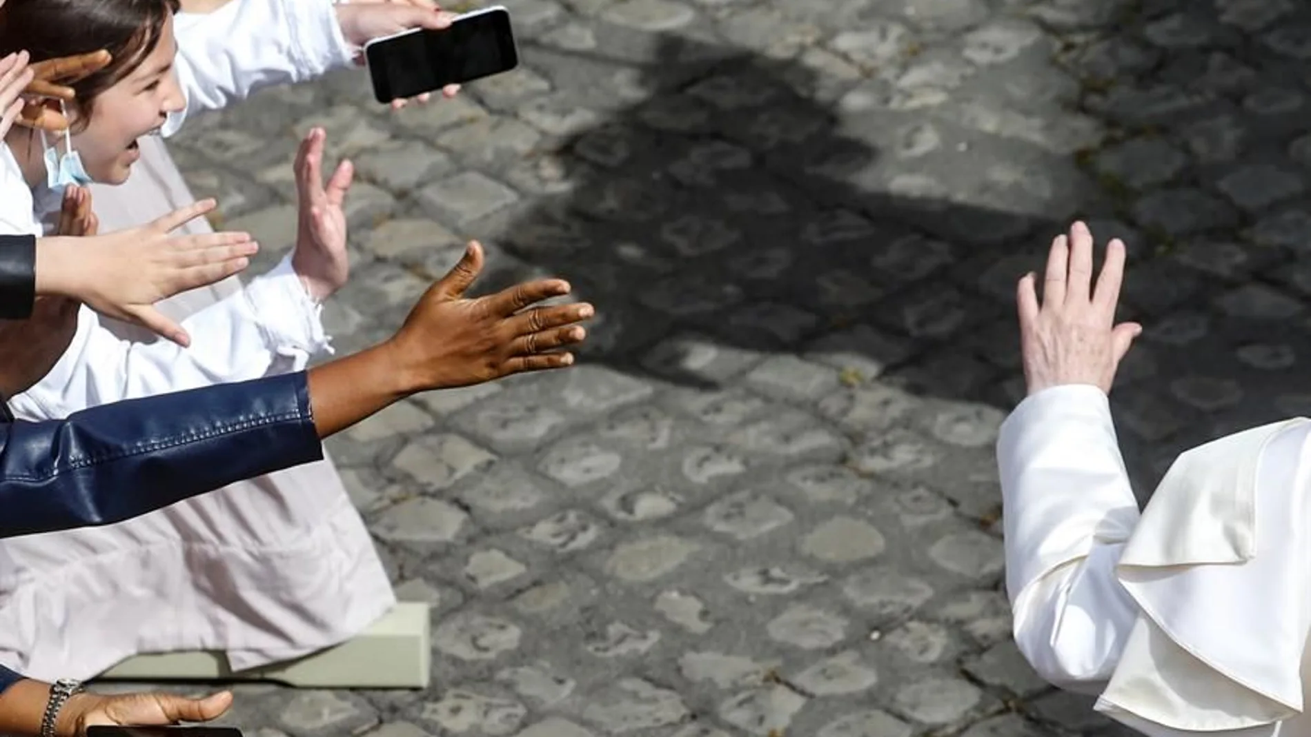 Un grupo de fieles saludan al Papa en la plaza de San Pedro del Vaticano