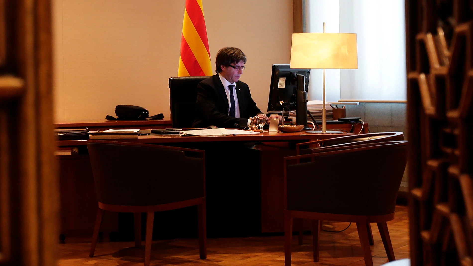 El ex presidente catalán Carles Puigdemont en su antiguo despacho del Palau de la Generalitat en Barcelona