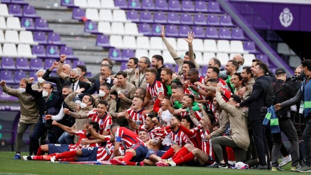 GRAF4673. VALLADOLID, 22/05/2021.- Los jugadores del Atlético de Madrid celebran el título de Liga tras ganar al Real Valladolid por 1-2 en el último partido de LaLiga Santander. EFE/Ballesteros