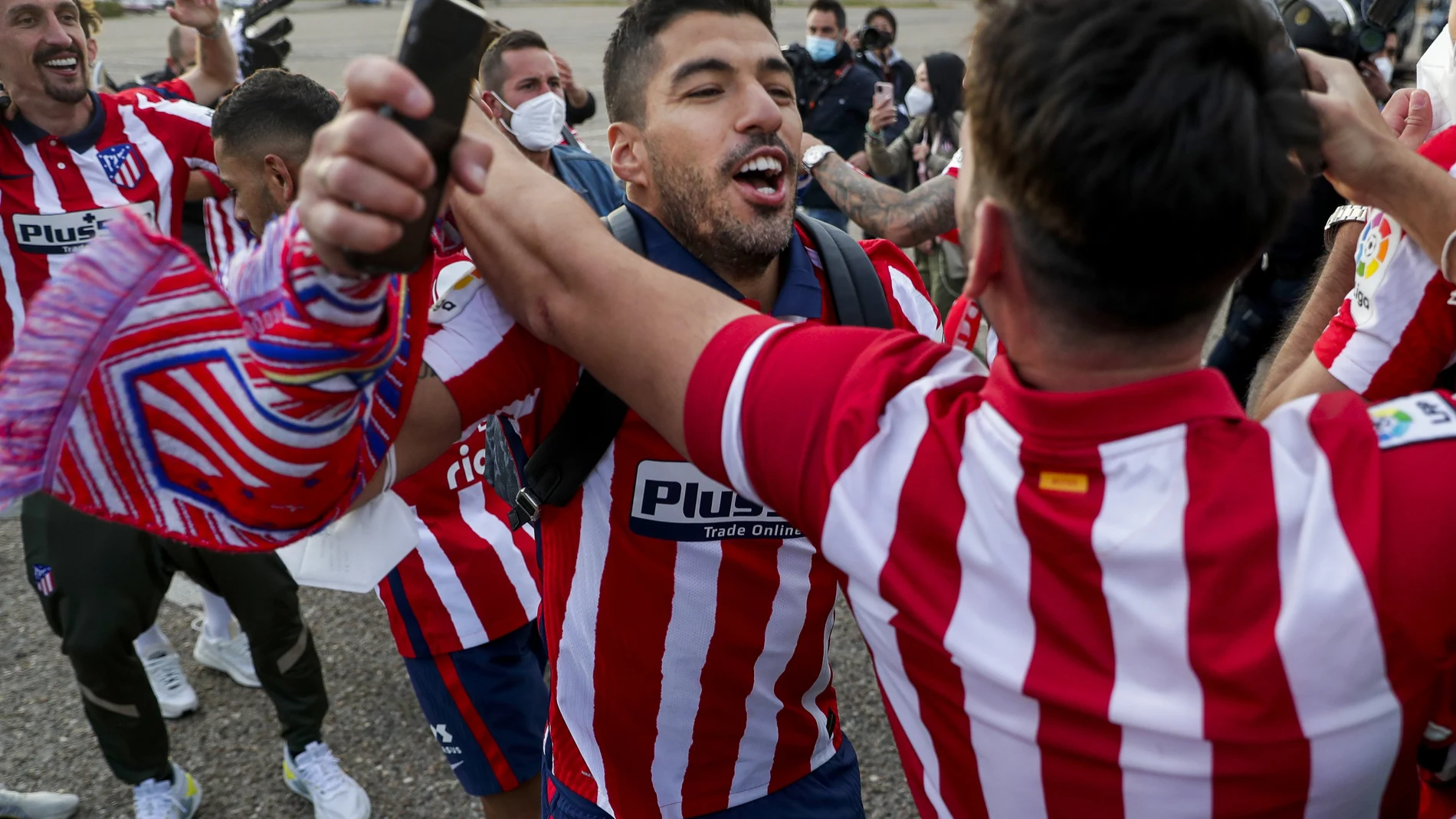 Luis Suárez con los aficionados del Atlético en Valladolid