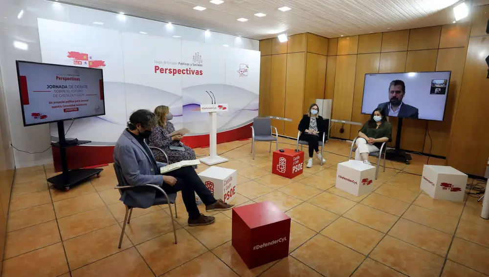 El secretario regional del PSOE, Luis Tudanca, interviene de forma telemática en esta jornada sobre el futuro de Castilla y León
