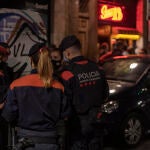 Varios mossos d'esquadra, frente a jóvenes en ambiente festivo, a 22 de mayo de 2021, en Barcelona, Catalunya (España). La Guardia Urbana de Barcelona, en un operativo conjunto con los Mossos d'Esquadra, han desalojado a un total de 3.959 personas por formar aglomeraciones en más de 30 puntos de la ciudad la madrugada de este sábado. Este es el tercer fin de semana en el que Urbana y Mossos desalojan a centenares de personas de espacios públicos de la capital catalana tras el fin del estado de alarma y el levantamiento del toque de queda decretado para frenar los contagios de Covid-19 el pasado 9 de mayo22 MAYO 2021;DESALOJO;BARCELONA;FIESTA;ESTADO DE ALARMA;MADRUGADALorena Sopêna / Europa Press22/05/2021