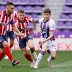 Koke juega la pelota ante la mirada de Toni Villa