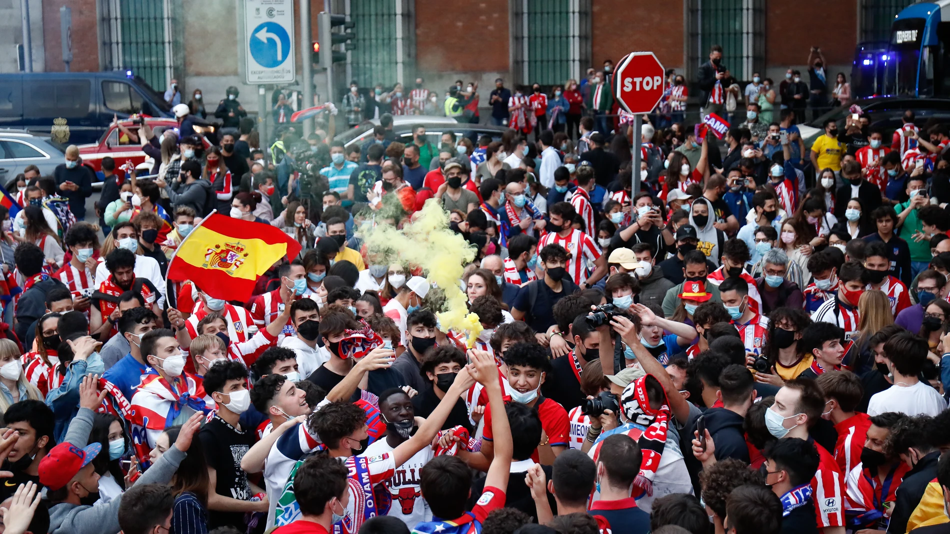 Aficionados del Atlético celebran el título de Liga en Neptuno