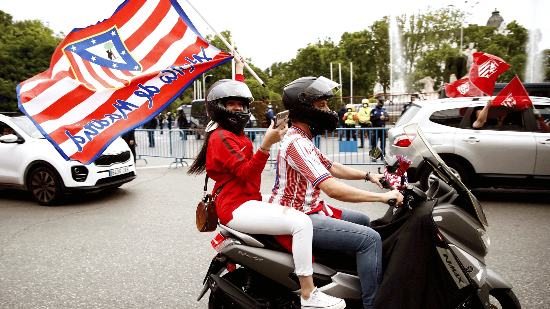 Los aficionados del Atlético de Madrid celebran el título de Liga