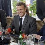 Emmanuel Macron comparte un aperitivo con comerciantes en Nevers tras la reapertura de la hostelería