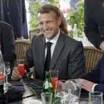 Emmanuel Macron comparte un aperitivo con comerciantes en Nevers tras la reapertura de la hostelería
