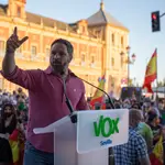 El presidente nacional de Vox, Santiago Abascal , durante una manifestación frente al Palacio de San Telmo, Sevilla