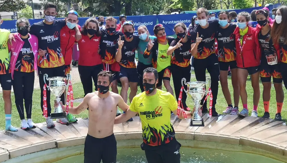 Diablillos femenino y masculino, que han triunfado en el Duatlón de Valladolid