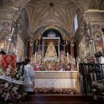 La imagen de la Virgen del Rocío durante la misa pontifical de Pentecostés, celebrada en la en la parroquia de Nuestra Señora de la Asunción de Almonte (Huelva). EFE/Julián Pérez