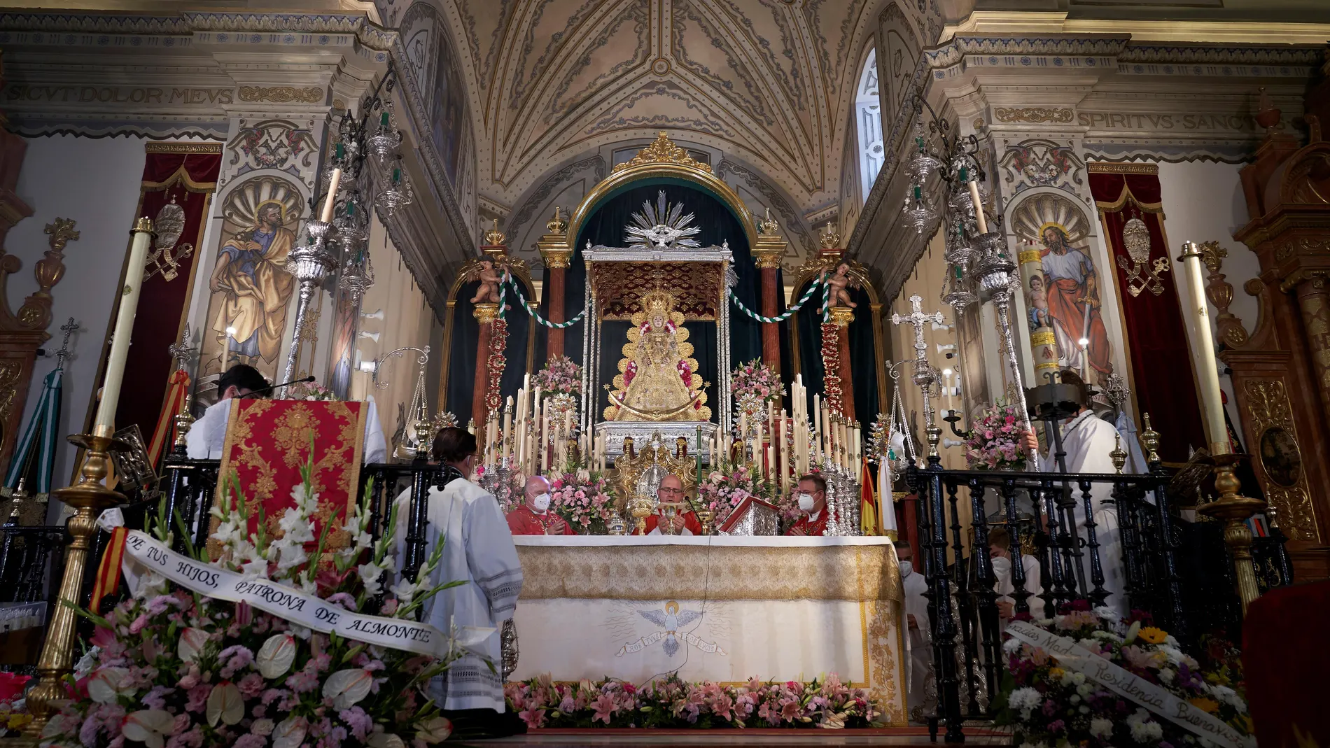 La imagen de la Virgen del Rocío durante la misa pontifical de Pentecostés, celebrada en la en la parroquia de Nuestra Señora de la Asunción de Almonte (Huelva). EFE/Julián Pérez