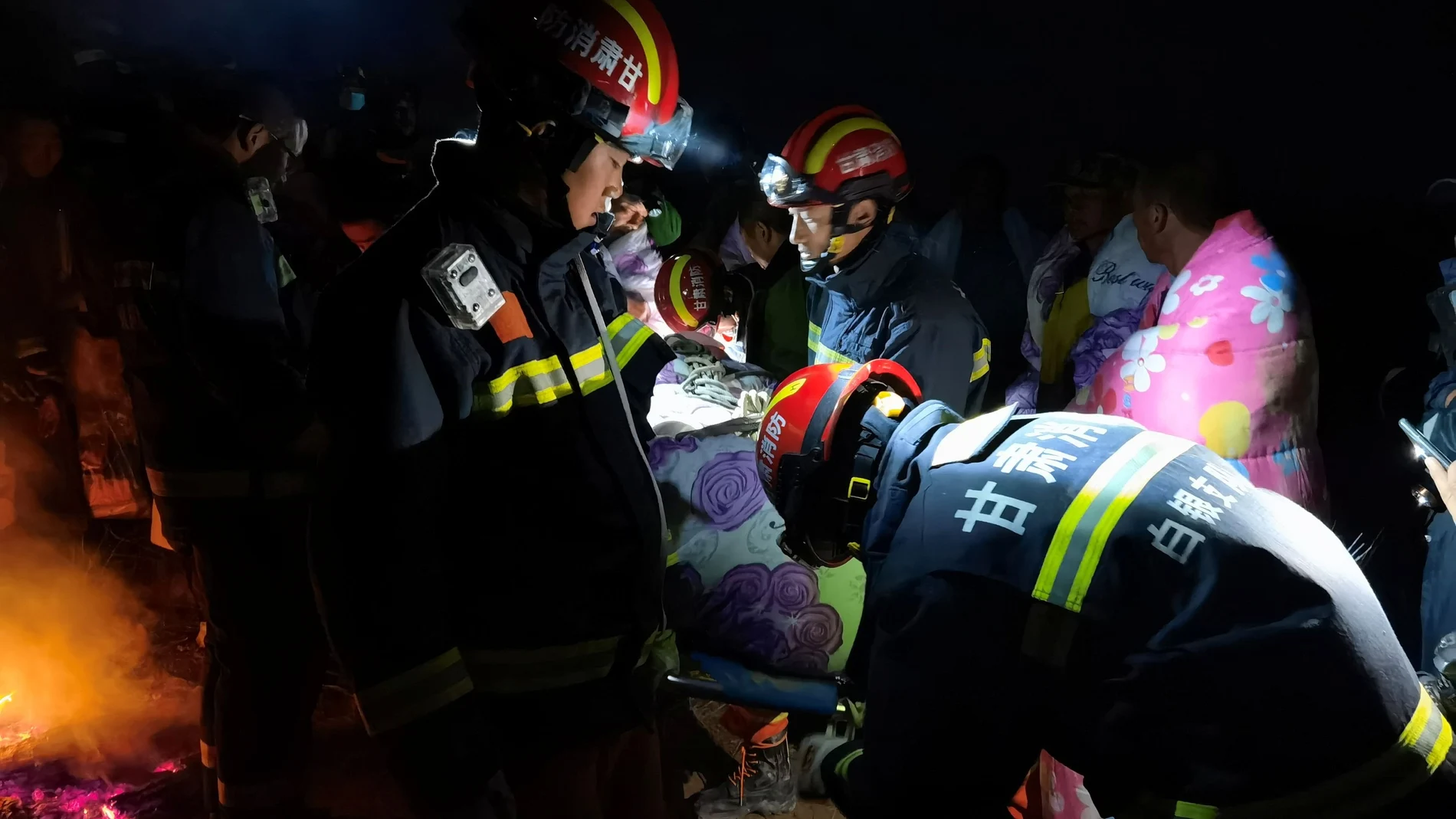 Los equipos de rescate trabajan en Baiyin (China) para socorrer a los participantes del ultramaratón que ha costado la vida este domingo a 21 corredores por hipotermia.