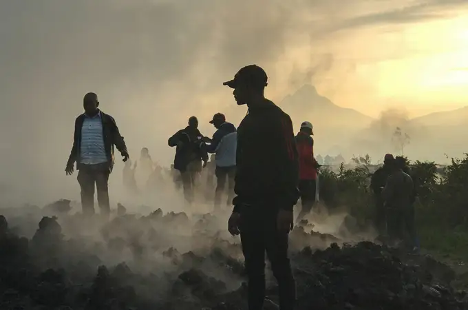 Sacrificios, guerrillas y el lago de lava más grande del mundo: este es el volcán Nyiragongo
