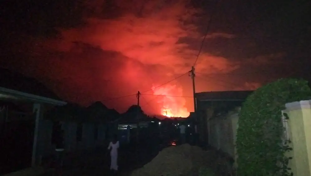 Vista general desde un barrio de Ruanda del volcán Monte Nyiragongo cuando hizo erupción sobre Goma