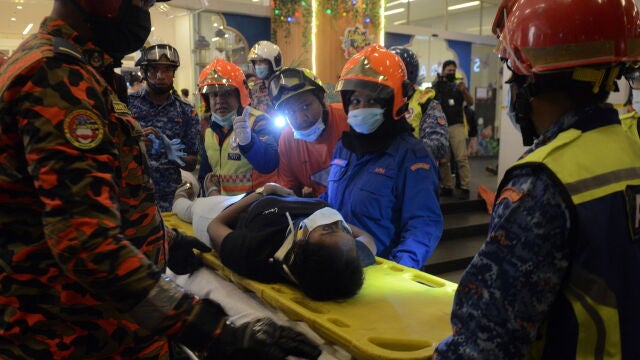 Kuala Lumpur (Malaysia), 24/05/2021.- Rescue personnel help injured passengers at KLCC station after an accident involving Kuala Lumpur Light Rail Transit (LRT) trains in Kuala Lumpur, Malaysia, 24 May 2021. More than 230 people were injured after two LRT trains collided in a tunnel in Kuala Lumpur. (Malasia) EFE/EPA/STR MALAYSIA OUT