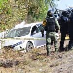 Foto archivo. Soldados de la Guardia Nacional y policías estatales acordonan hoy la zona donde fue hallado el vehículo en que fue asesinado el director de la Policía Estatal Preventiva de Sinaloa.