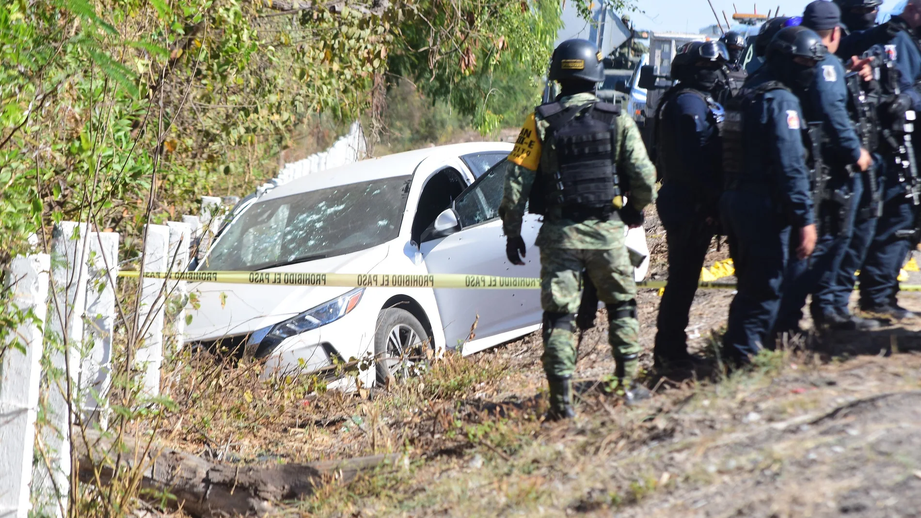 Foto archivo. Soldados de la Guardia Nacional y policías estatales acordonan hoy la zona donde fue hallado el vehículo en que fue asesinado el director de la Policía Estatal Preventiva de Sinaloa.