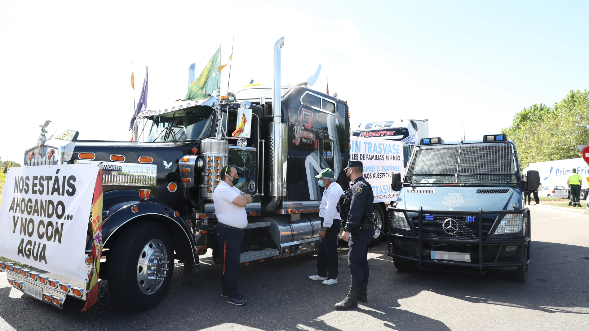 Caravana de vehículos y camiones desde IFEMA para protestar contra el recorte de caudal del Trasvase Tajo-Segura