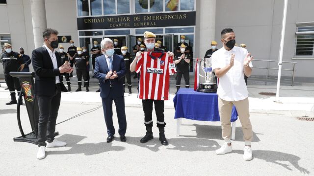 Cerezo, Simeone y Koke entregan una camiseta al jefe de la UME, teniente general Martínez Meijide