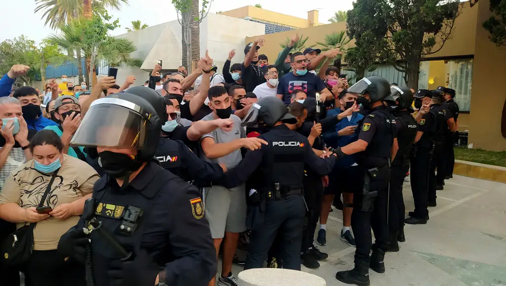 Miembros de la Policía Nacional ante las protestas a las puertas del hotel dond se alojaba Santiago Abascal en Ceuta
