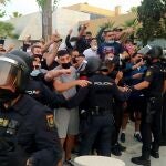 Miembros de la Policía Nacional ante las protestas a las puertas del hotel dond se alojaba Santiago Abascal en Ceuta
