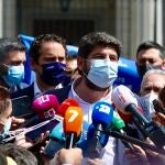 Fernando López Miras ayer en la protesta de los agricultores por la negociación del trasvase Tajo Segura, frente al ministerio de Transición Ecológica.