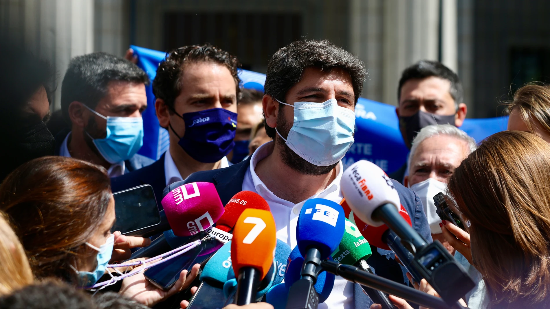 Fernando López Miras ayer en la protesta de los agricultores por la negociación del trasvase Tajo Segura, frente al ministerio de Transición Ecológica.