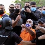 Miembros de la Policía Nacional ante las protestas de ayer en Ceuta a las puertas del hotel donde se alojaba Abascal