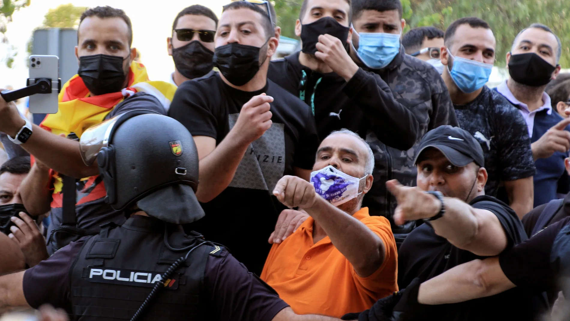 Miembros de la Policía Nacional ante las protestas de ayer en Ceuta a las puertas del hotel donde se alojaba Abascal
