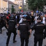 Miembros de la Policía Nacional se despliegan ante las protestas hoy lunes en la Plaza de los Reyes de Ceuta, tras la prohibición del acto previsto por el presidente de Vox, Santiago Abascal, en la ciudad autónoma. EFE / Reduan.