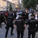 Miembros de la Policía Nacional se despliegan ante las protestas hoy lunes en la Plaza de los Reyes de Ceuta, tras la prohibición del acto previsto por el presidente de Vox, Santiago Abascal, en la ciudad autónoma. EFE / Reduan.