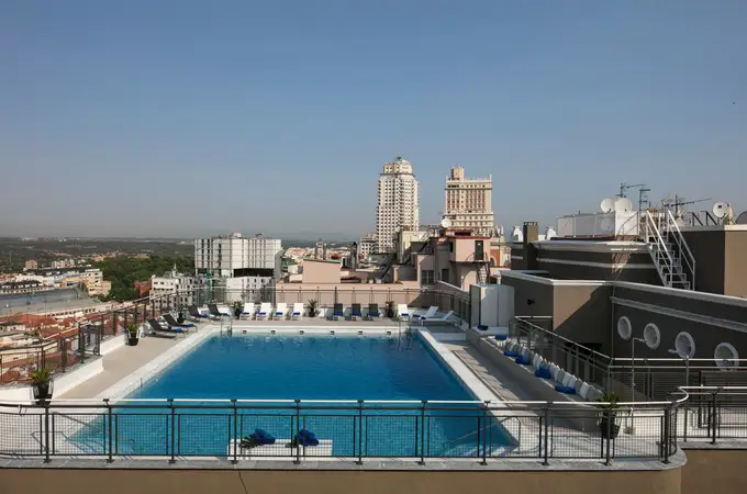 El hotel Emperador está a punto de reabrir la piscina en azotea más grande de Madrid
