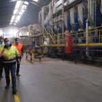 La consejera de Empleo e Industria, Ana Carlota Amigo, visita las instalaciones del Grupo Kronospan en Burgos
