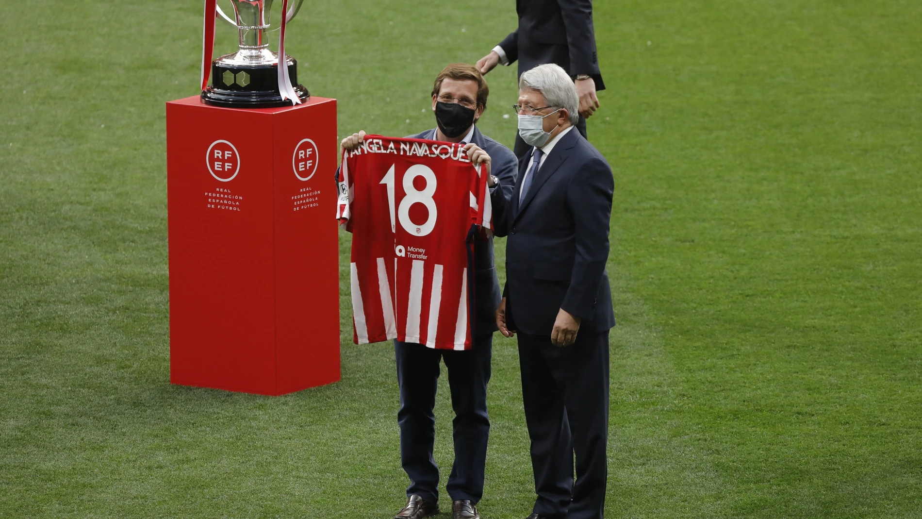 José Luis Martínez Almeida y Enrique Cerezo durante la entrega del trofeo de Liga al Atlético de Madrid en el Wanda Metropolitano.