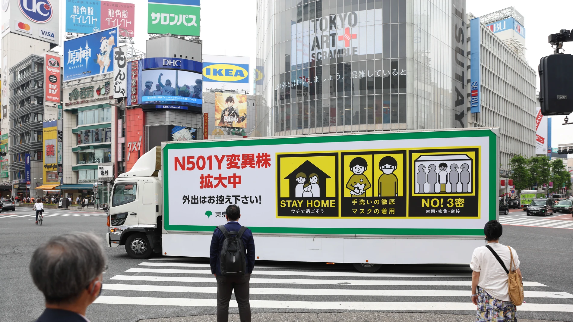 Camiones alertan a la población Tokio: "La variante del coronavirus N501Y se está extendiendo. ¡Por favor, absténgase de salir!. Stanislav Kogiku/SOPA Images via / DPA