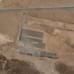 Fotografía de satélite del 11 de abril de 2021 donde se ve la construcción de una base aérea misteriosa en la isla volcánica de Mayun de Yemen