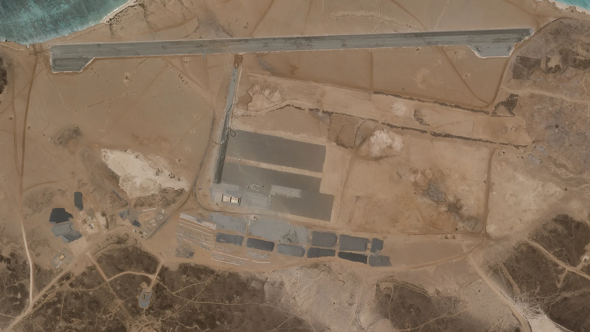Fotografía de satélite del  11 de abril de 2021 donde se ve la construcción de una base aérea misteriosa en la isla volcánica de Mayun de Yemen