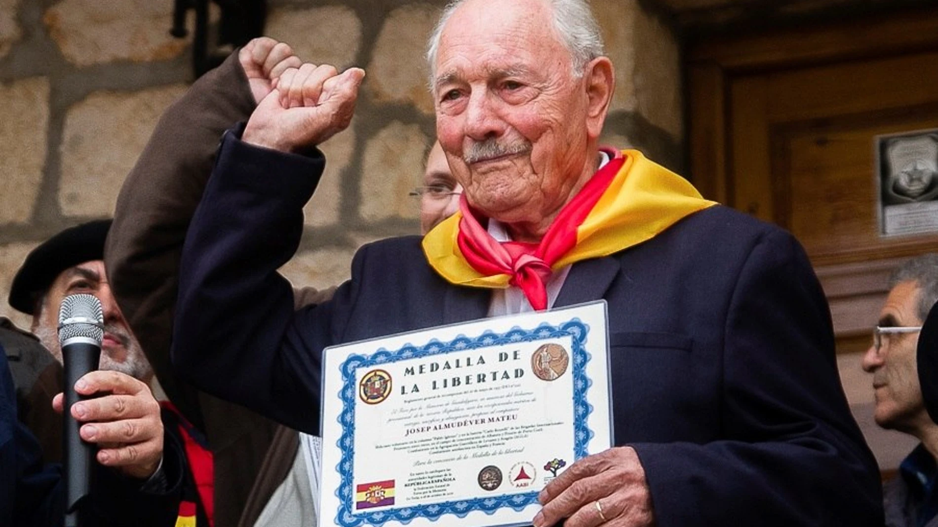 Fotografía del último brigadista internacional y excombatiente en el bando republicano de la Guerra Civil, Josep Eduard Almudéver, que ha fallecido en Francia a los 102 años