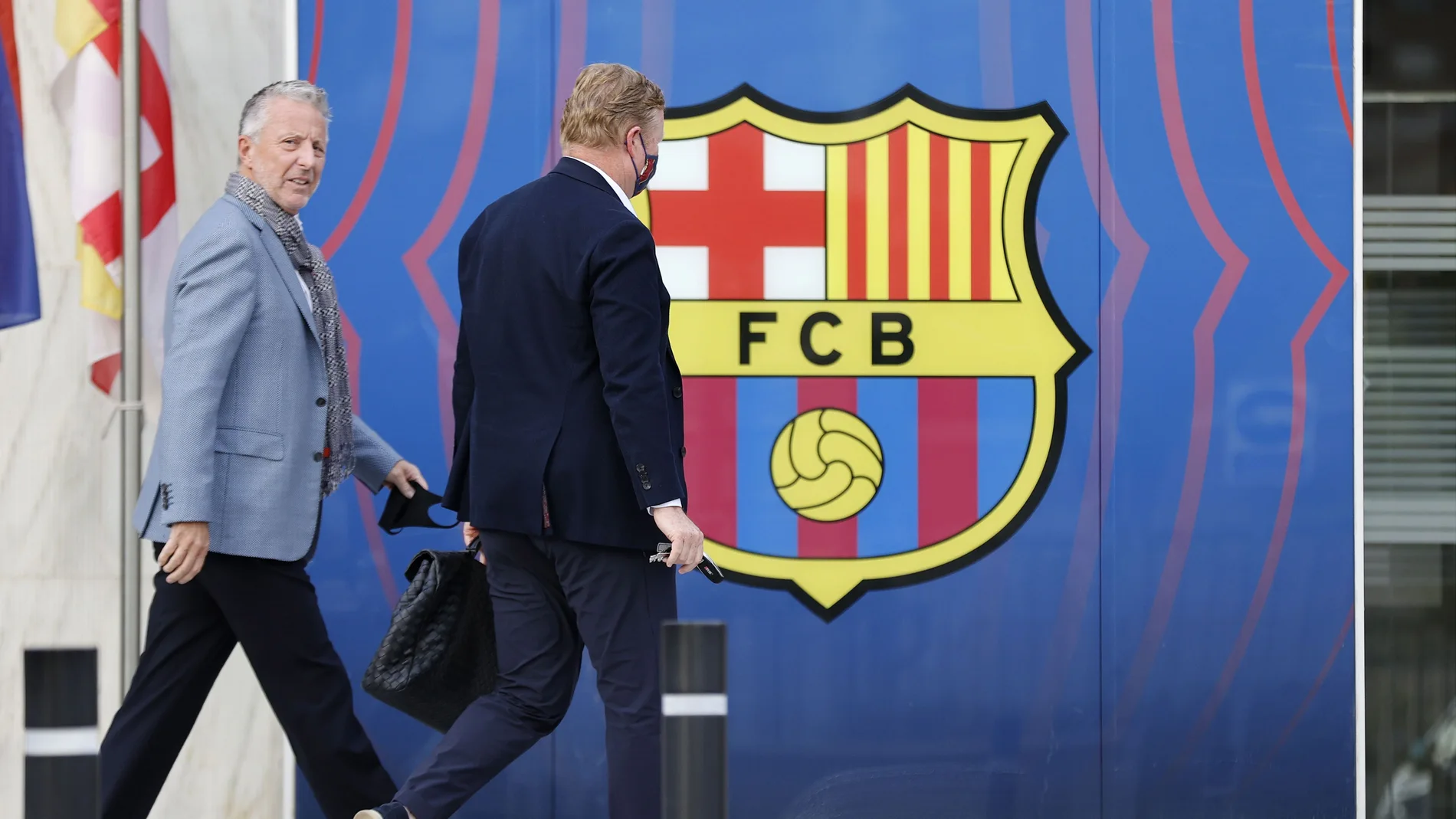 El actual entrenador del FC Barcelona, el holandés Ronald Koeman (d), acompañado por su manager Rob Jansen