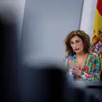 La portavoz del Gobierno y ministra de Hacienda, María Jesús Montero durante la rueda de prensa tras el Consejo de Ministros celebrada en el Palacio de la Moncloa en Madrid este martes